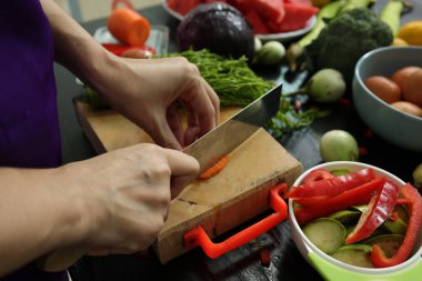 Elle yemek pişirmek, el ele tutuşmak. 