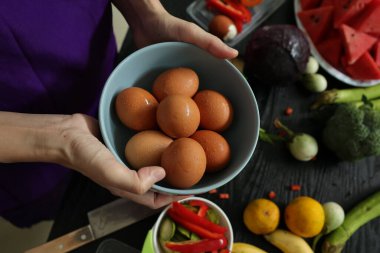 Elle yemek pişirmek, el ele tutuşmak. 