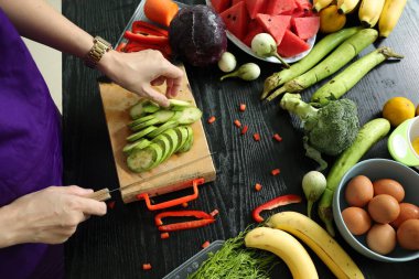 Elle yemek pişirmek, el ele tutuşmak. 