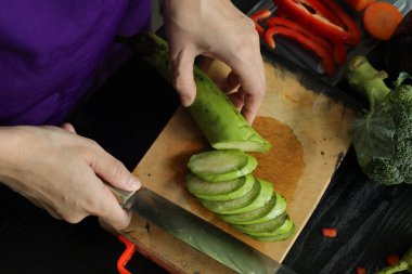 Elle yemek pişirmek, el ele tutuşmak. 