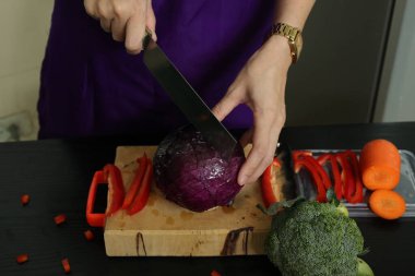 Yakın plan yemek, elle yemek pişirme.