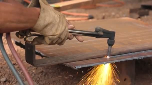 Die Hände Des Mechanikers Verwenden Ein Schneidwerkzeug Aus Stahl — Stockvideo