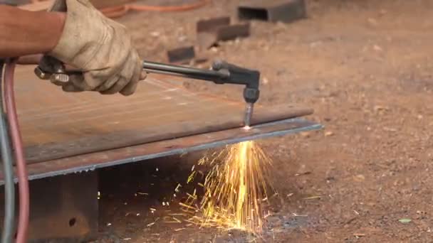 Mechanikovy Ruce Používají Ocelový Řezací Nástroj — Stock video
