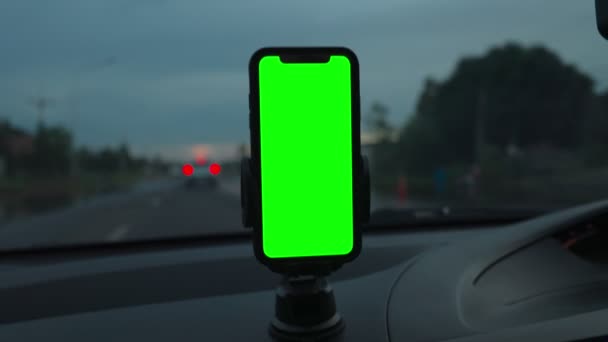 車の携帯電話の緑のスクリーン 車のスマートフォンの緑スクリーン — ストック動画