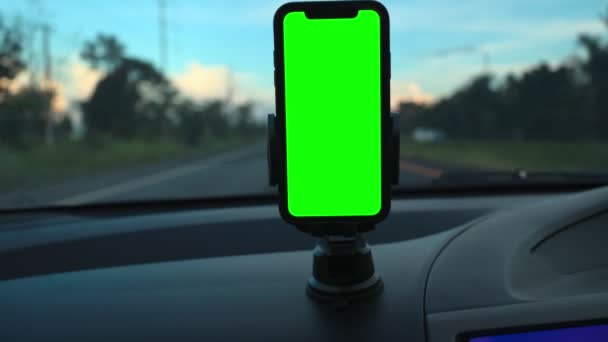 車の携帯電話の緑のスクリーン 車のスマートフォンの緑スクリーン — ストック動画