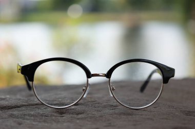 Gözlükler, gözlük lenslerinin yakın çekimi. 