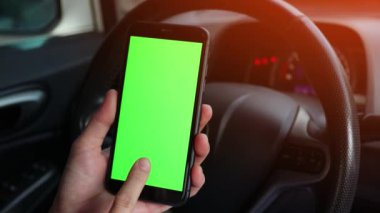 Elinde telefon, elinde akıllı telefon, elinde cep telefonu. 