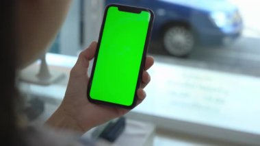 Elinde telefon, elinde akıllı telefon, elinde cep telefonu. 
