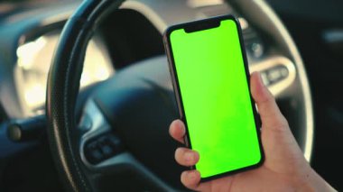 Elinde telefon, elinde akıllı telefon, elinde cep telefonu. 