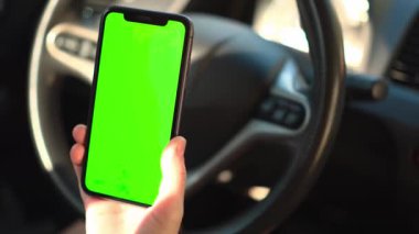 Elinde telefon, elinde akıllı telefon, elinde cep telefonu. 