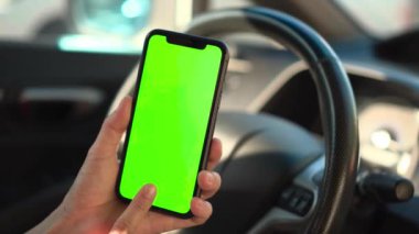 Elinde telefon, elinde akıllı telefon, elinde cep telefonu. 