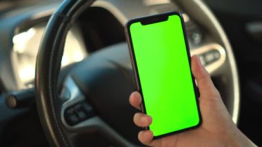 Elinde telefon, elinde akıllı telefon, elinde cep telefonu. 