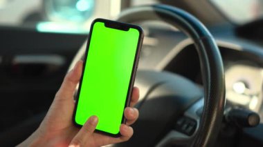 Elinde telefon, elinde akıllı telefon, elinde cep telefonu. 