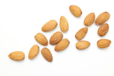 Beyaz arkaplanda izole edilmiş bademler 