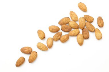 Beyaz arkaplanda izole edilmiş bademler 