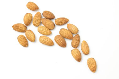 Beyaz arkaplanda izole edilmiş bademler 