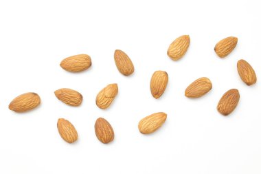 Beyaz arkaplanda izole edilmiş bademler 
