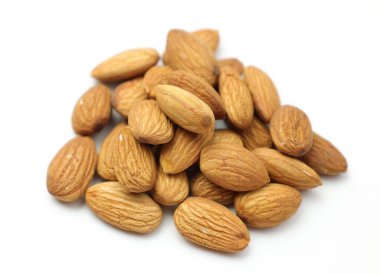 Beyaz arkaplanda izole edilmiş bademler 