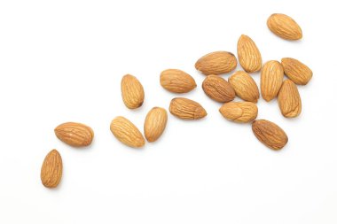 Beyaz arkaplanda izole edilmiş bademler 