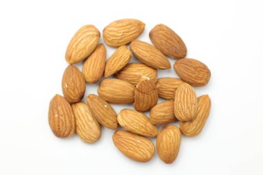 Beyaz arkaplanda izole edilmiş bademler 