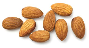 Badem beyaz arkaplanda izole edildi 