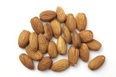 Badem beyaz arkaplanda izole edildi 