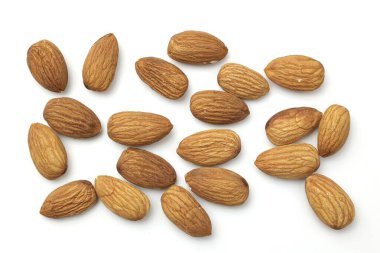 Badem beyaz arkaplanda izole edildi 