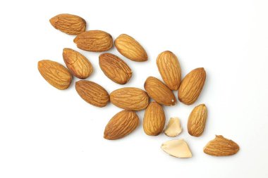 Badem beyaz arkaplanda izole edildi 