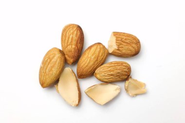 Badem beyaz arkaplanda izole edildi 