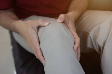 Diz masajı ağrıyı, şişmiş dizleri, diz ağrısını, osteoartriti azaltır..