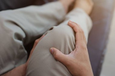 Diz masajı ağrıyı, şişmiş dizleri, diz ağrısını, osteoartriti azaltır..