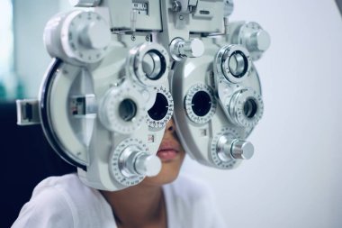 Hastanede çocuk göz testi, çocuk göz muayenesi. 