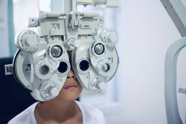 Hastanede çocuk göz testi, çocuk göz muayenesi. 