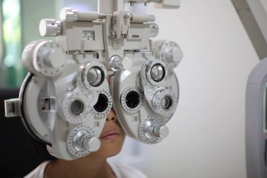 Hastanede çocuk göz testi, çocuk göz muayenesi. 