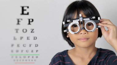 Çocuk göz muayenesi, çocuk göz testi optik, Phoropter 'ın hastanede çocuk göz testi. 