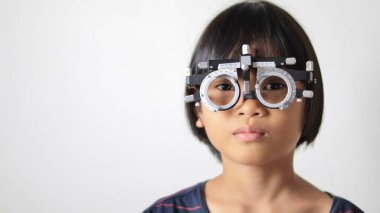 Çocuk göz muayenesi, çocuk göz testi optik, Phoropter 'ın hastanede çocuk göz testi. 