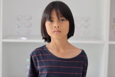 Çocuk göz muayenesi, çocuk göz testi optik, Phoropter 'ın hastanede çocuk göz testi. 