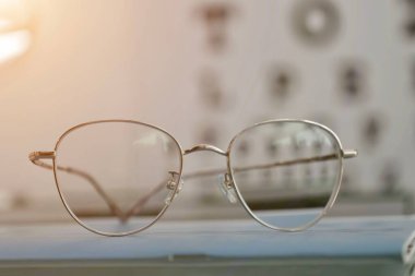 Optik mağazadaki masanın üzerindeki bardakların yakınlaştırılması 