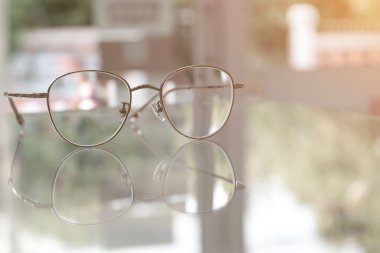 Optik mağazadaki masanın üzerindeki bardakların yakınlaştırılması 