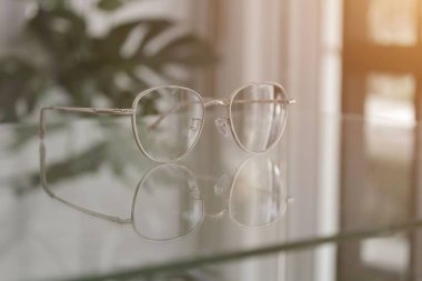 Optik mağazadaki masanın üzerindeki bardakların yakınlaştırılması 