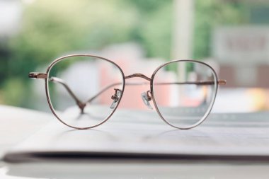 Optik mağazadaki masanın üzerindeki bardakların yakınlaştırılması 