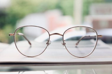 Optik mağazadaki masanın üzerindeki bardakların yakınlaştırılması 
