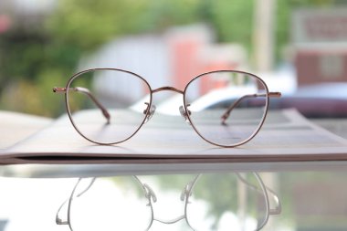 Optik mağazadaki masanın üzerindeki bardakların yakınlaştırılması 