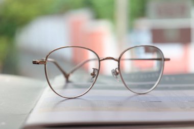 Optik mağazadaki masanın üzerindeki bardakların yakınlaştırılması 
