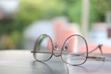 Optik mağazadaki masanın üzerindeki bardakların yakınlaştırılması 