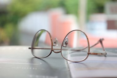 Optik mağazadaki masanın üzerindeki bardakların yakınlaştırılması 