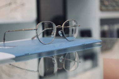 Optik mağazadaki masanın üzerindeki bardakların yakınlaştırılması 