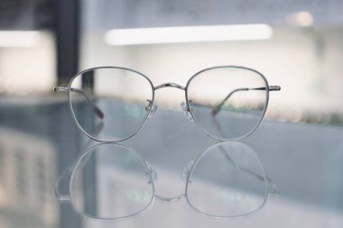Optik mağazadaki masanın üzerindeki bardakların yakınlaştırılması 