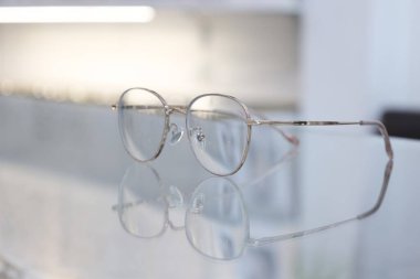 Optik mağazadaki masanın üzerindeki bardakların yakınlaştırılması 