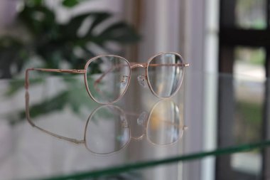 Optik mağazadaki masanın üzerindeki bardakların yakınlaştırılması 